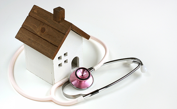 家と聴診器